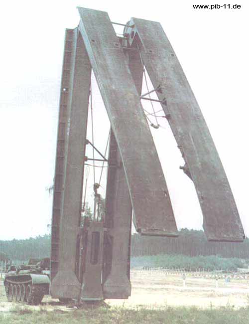 BLG-60M beim Verlegen der Brücke