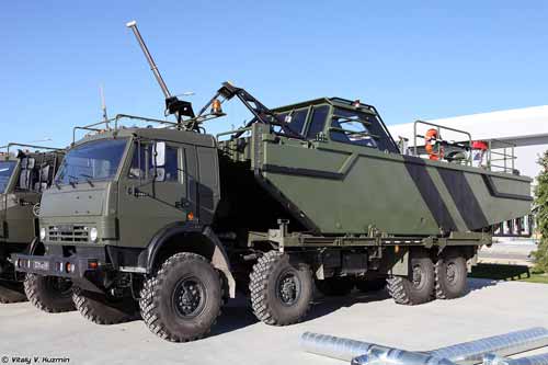 Bugsierboot BMK-MT auf Transportfahrzeug KamAZ 63501 auf der Armee 2016