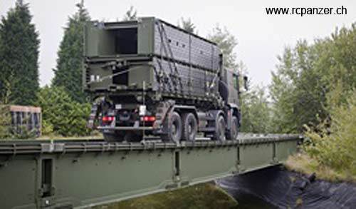 Transportfahrzeug der schweizer Armee auf der Brücke