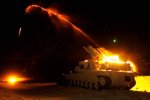 M1 ABV beim Verschiessen der Minenräumladung bei Nacht