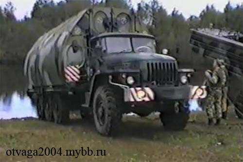 PMP Flußponton auf Ural 4320 mit 4-achsigen Fahrgestell