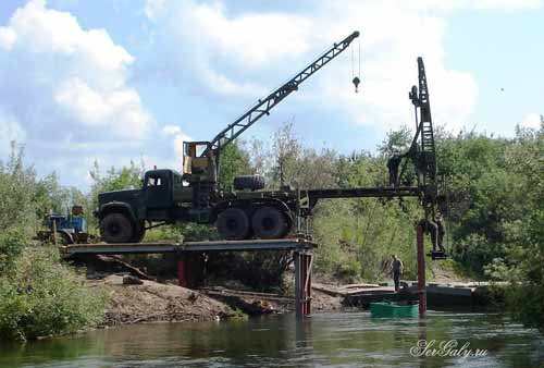 USM-1 beim Errichten einer Brücke