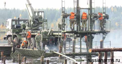 USM-3 beim Errichten einer Brücke auf einer Pontonfähre