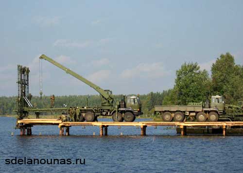USM-3 beim Errichten einer Brücke